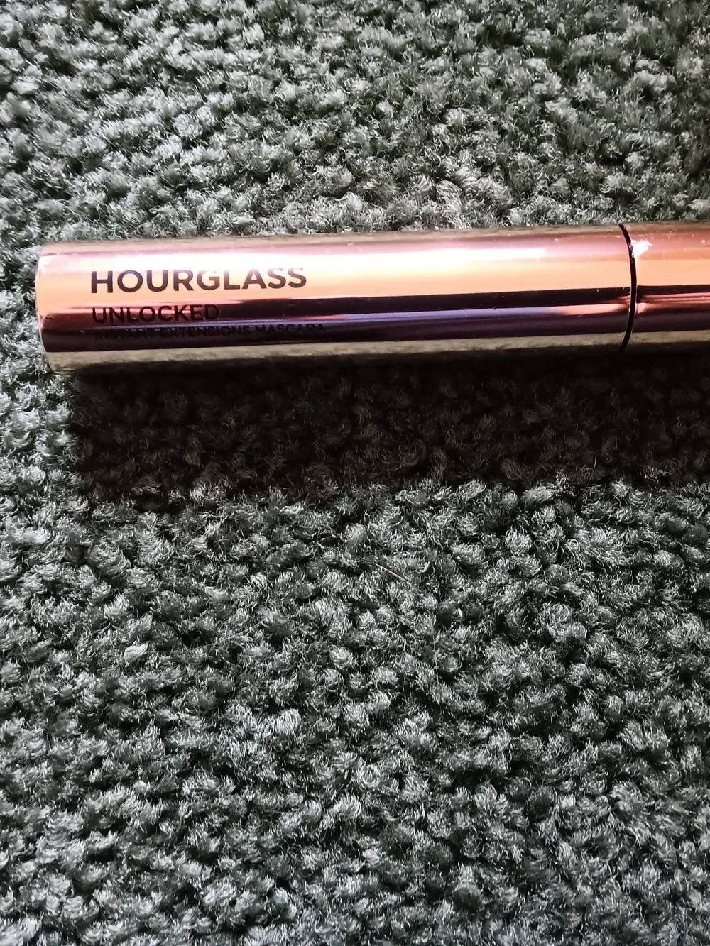 Hourglass Mascara Black .